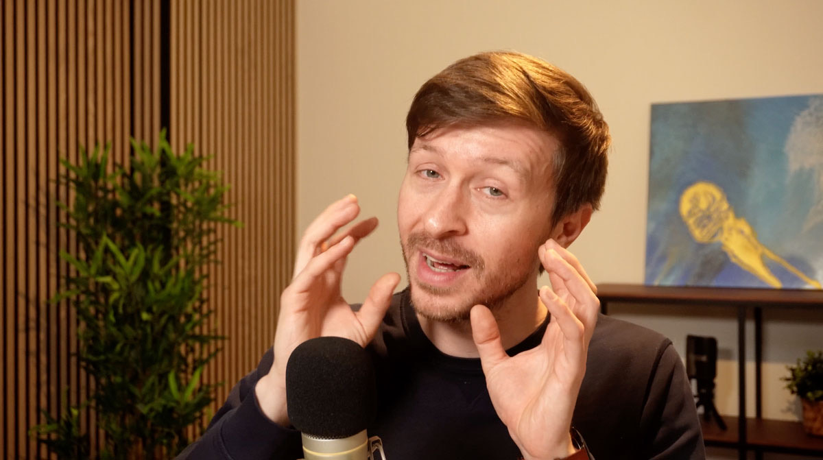 Tolga Oygen erklärt eine Gesangsübung