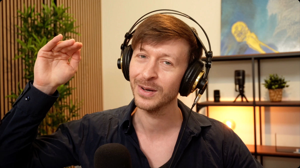 Tolga Oygen mit Kopfhörern und Mikrofon im Studio
